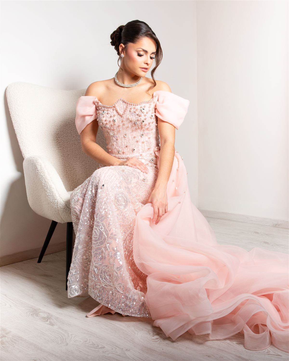 Portrait studio d'une mariée en robe rose brodée de perles et strass — article sur le prix d'un reportage de mariage