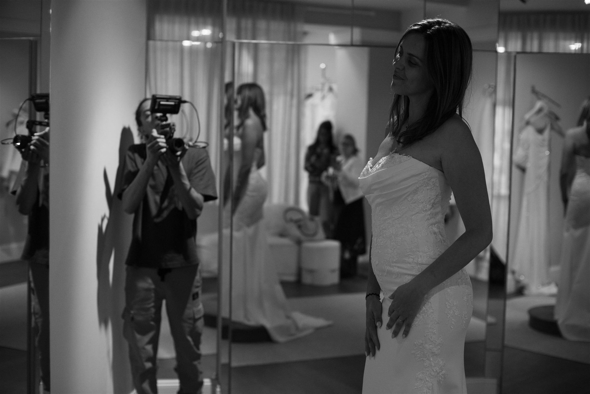 Le vidéaste Oziris Films en action dans le miroir triple lors du shooting mariage à Perpignan