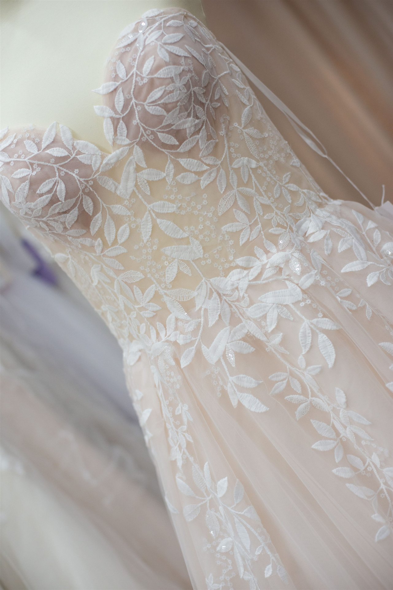 Détail broderie dentelle bustier robe de mariée chez Côté Mariage Perpignan