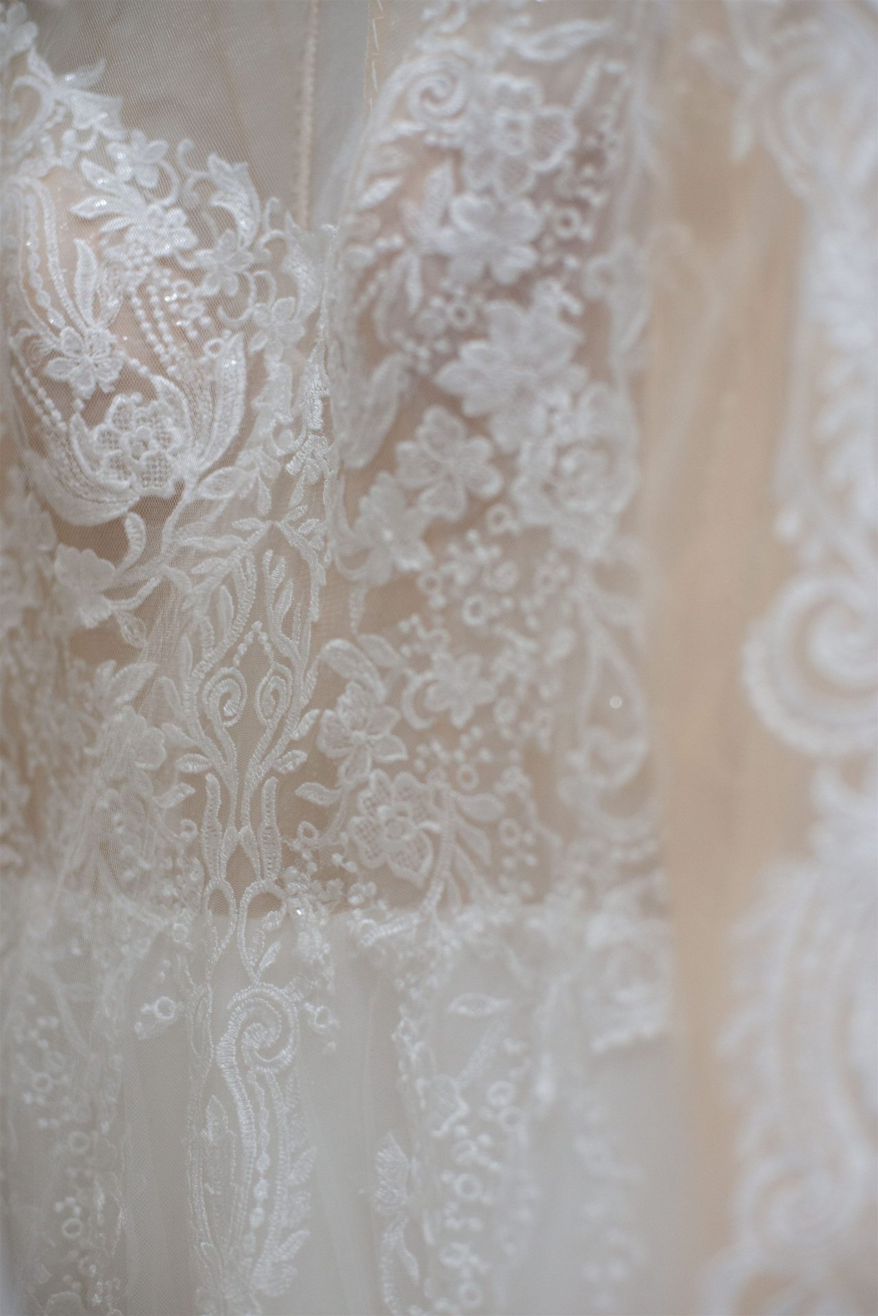 Détail dentelle florale gros plan boutique de robes de mariée Perpignan