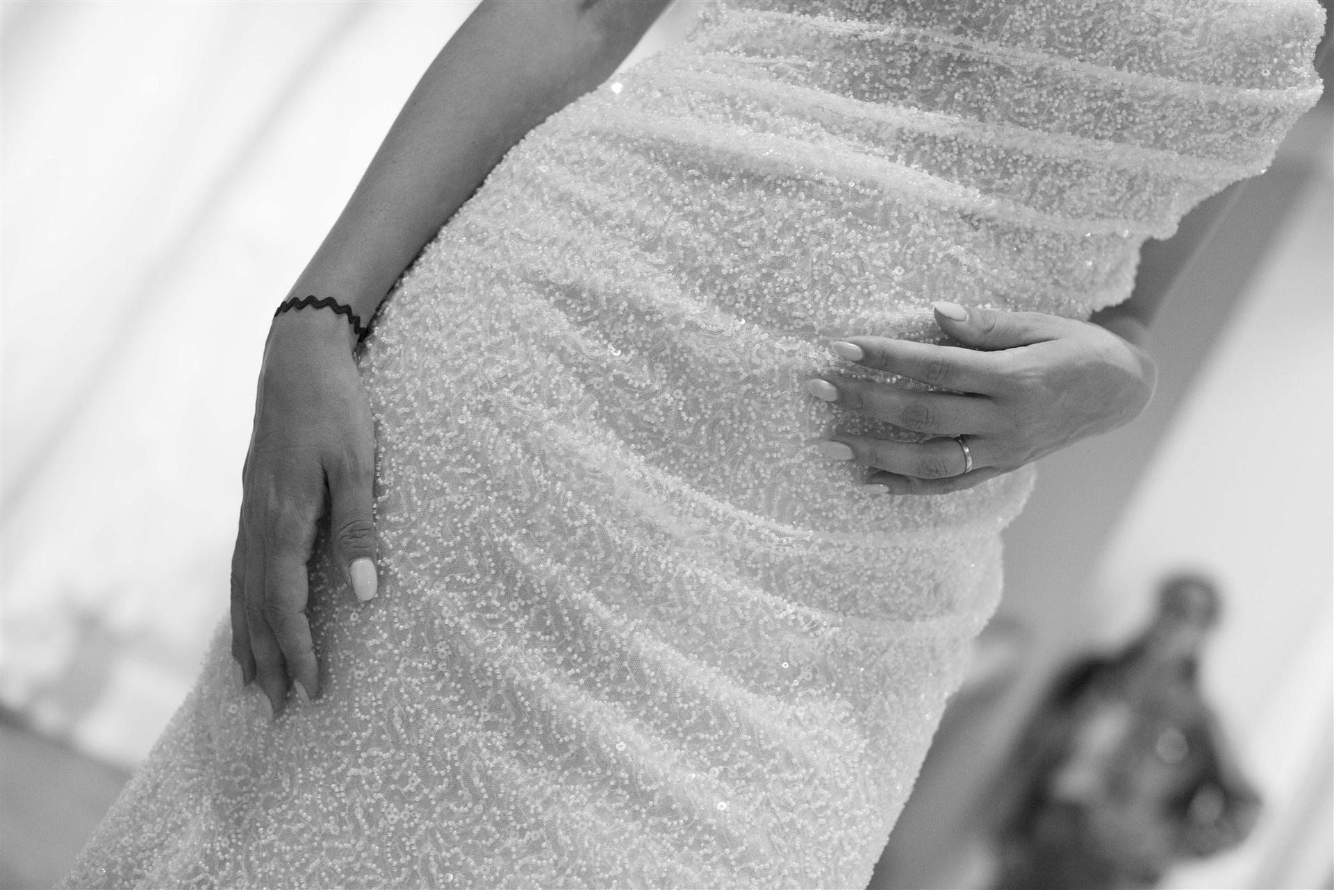 Détail des mains de la mariée sur la robe sequins chez Côté Mariage Perpignan