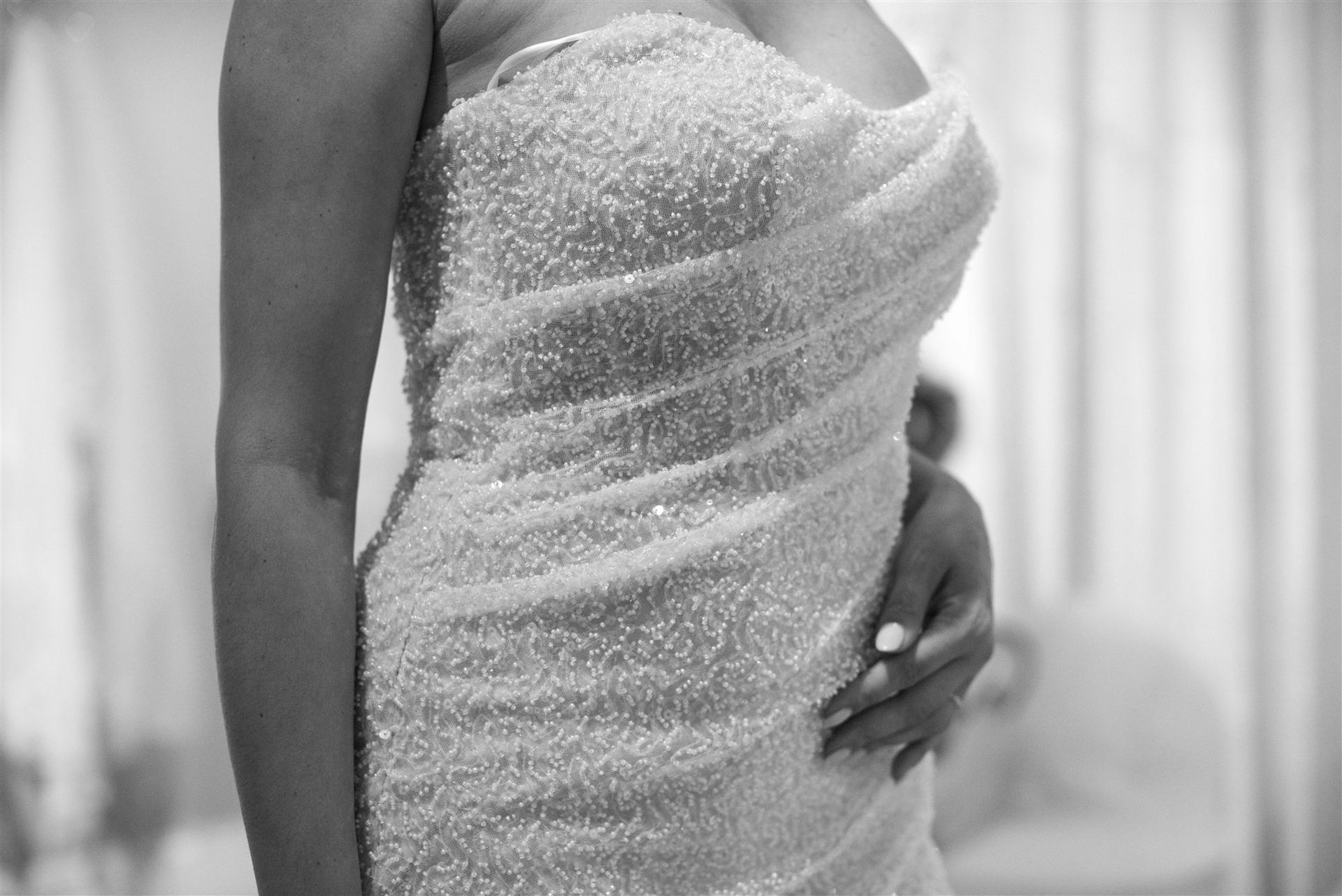 Texture sequins et perles de la robe de mariée — shooting d'inspiration Perpignan