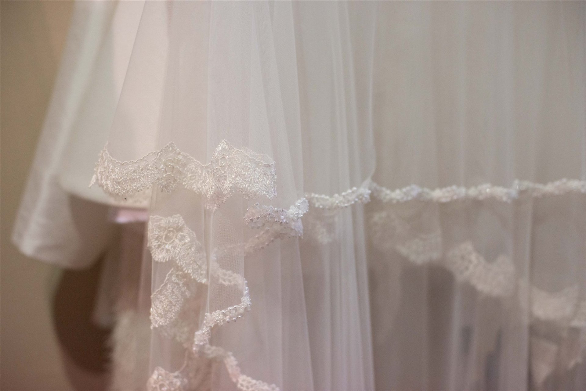 Détail voile tulle avec liseret perlé boutique Côté Mariage Perpignan