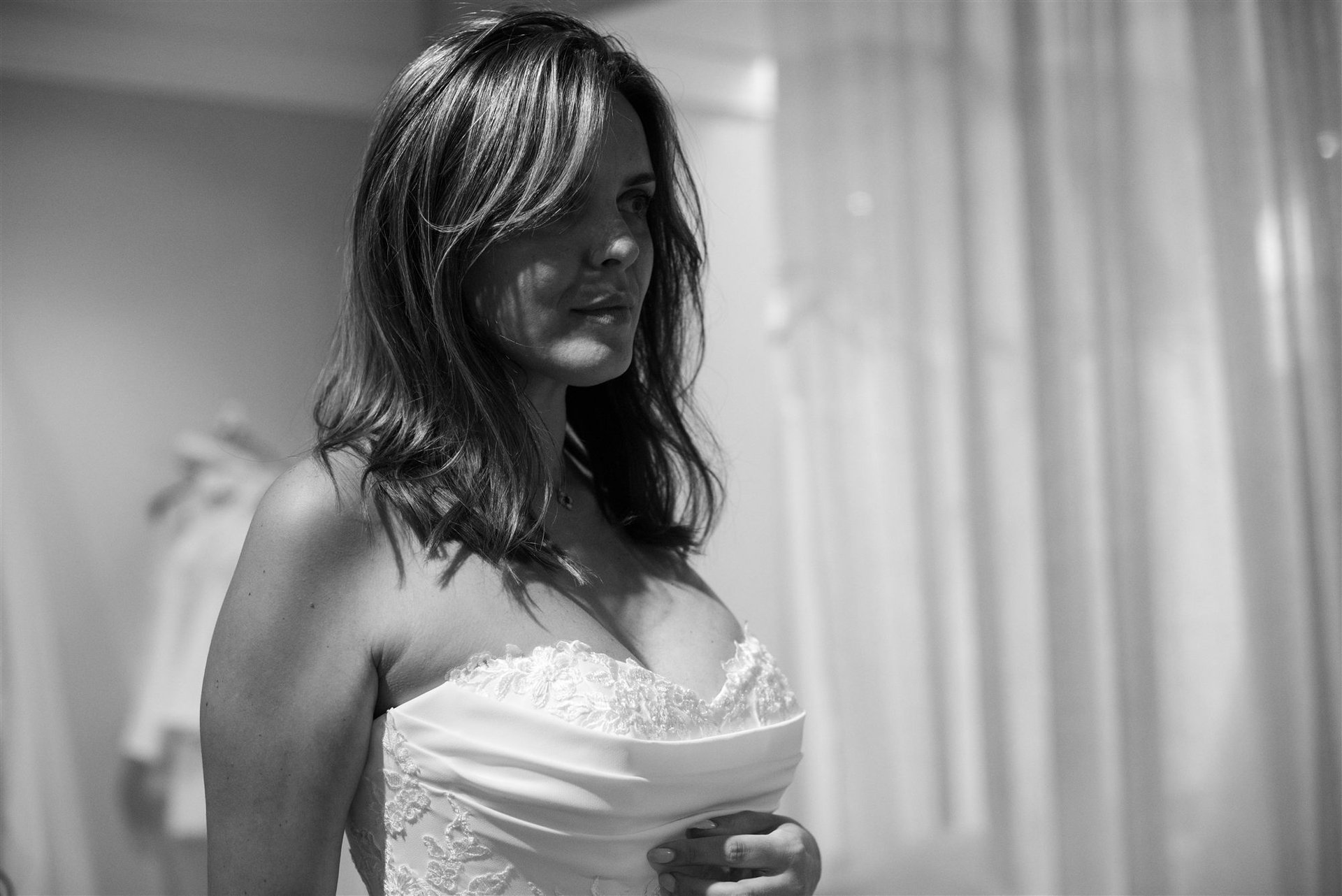 Portrait de la mariée en robe dentelle bustier lors de l'essayage chez Côté Mariage Perpignan