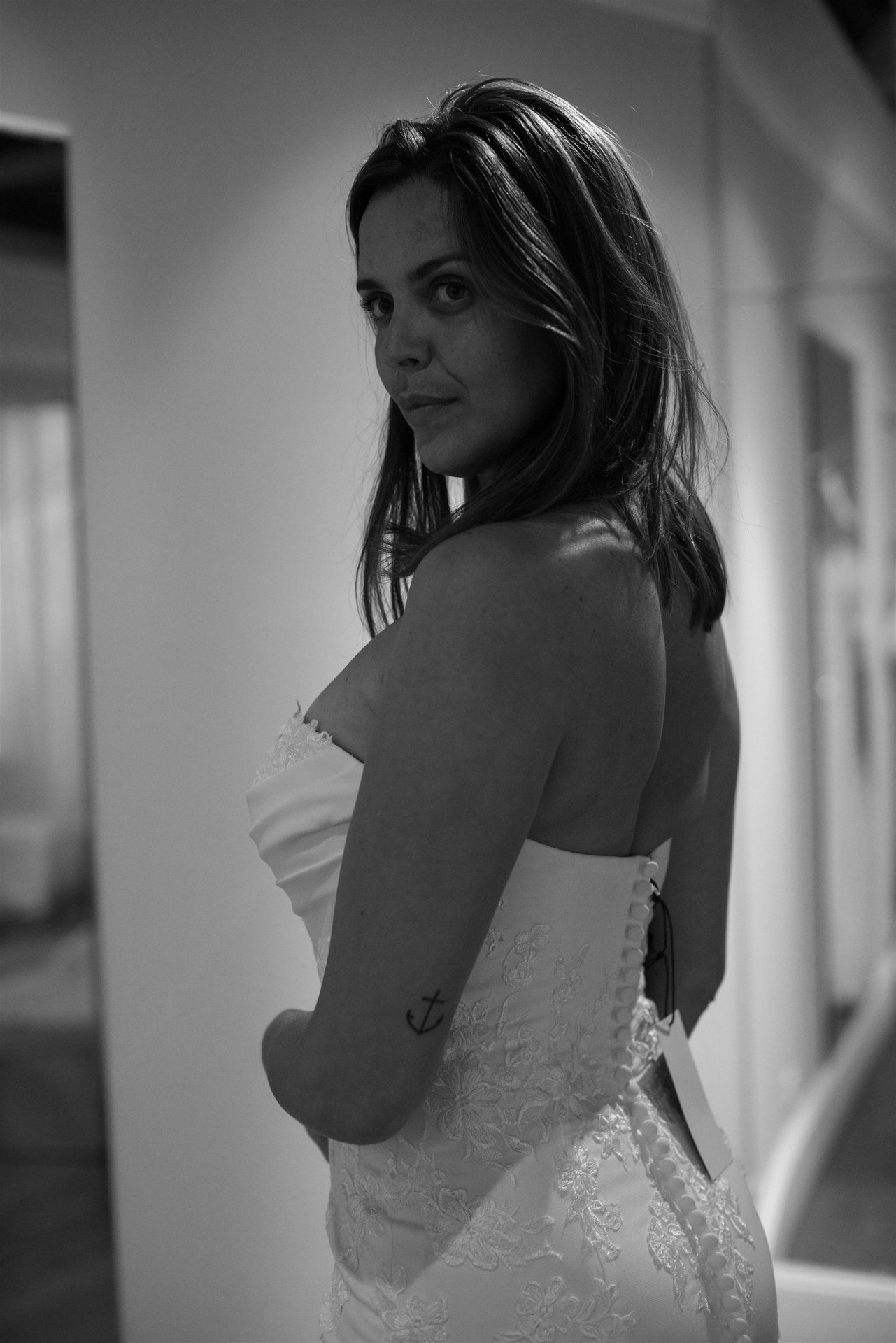 Regard de la mariée pendant l'essayage de sa robe dentelle à Perpignan