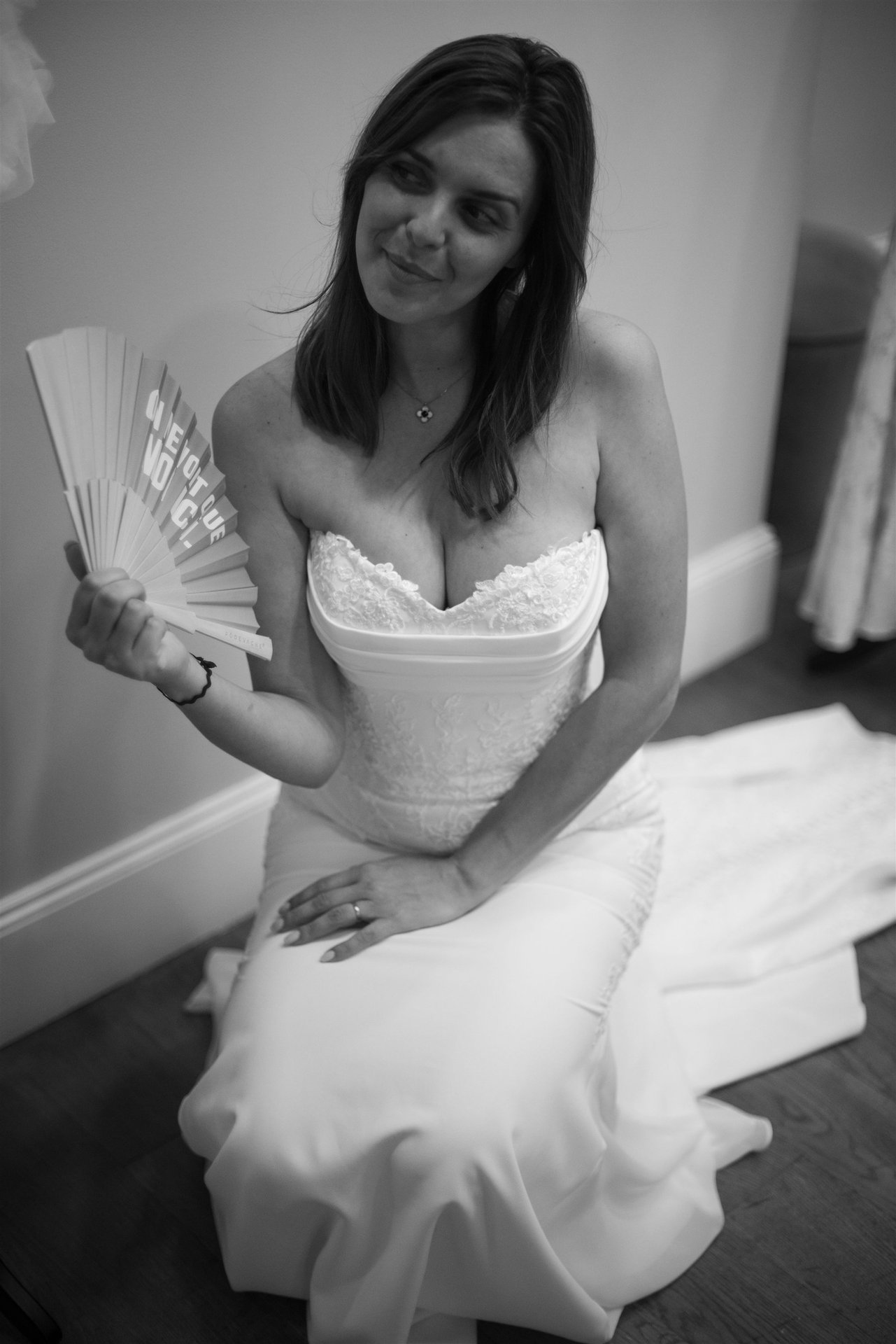 Portrait de la mariée assise en robe dentelle avec éventail — shooting Côté Mariage Perpignan