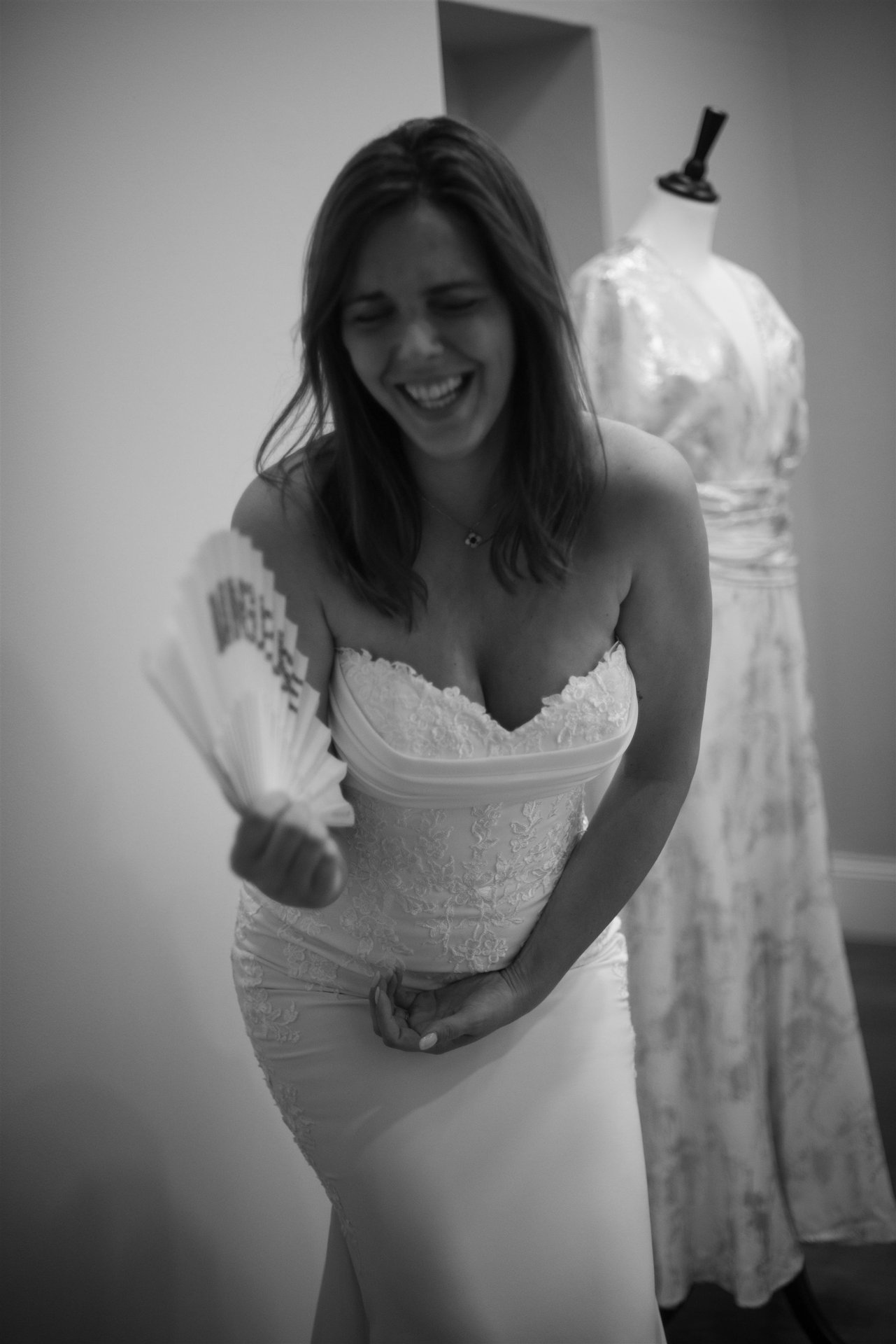 La mariée rit avec l'éventail pendant le shooting chez Côté Mariage Perpignan