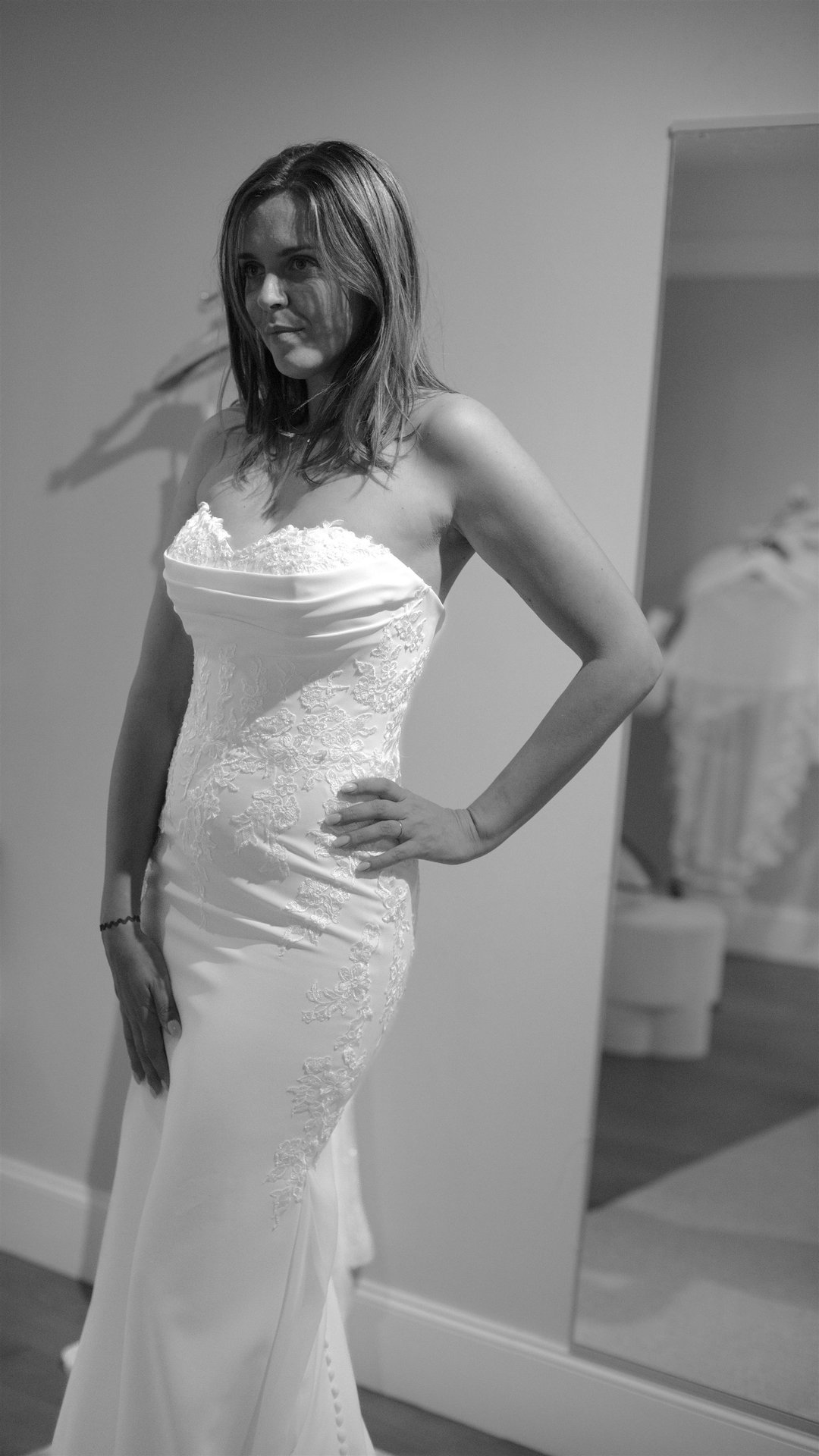 Portrait 3/4 de la mariée en robe dentelle bustier chez Côté Mariage Perpignan