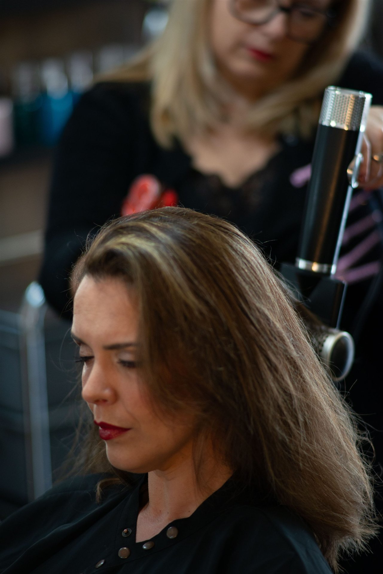 Annabel réalise la coiffure d'Amandine vue de profil — sèche-cheveux et brosse ronde, Salon D'Ana