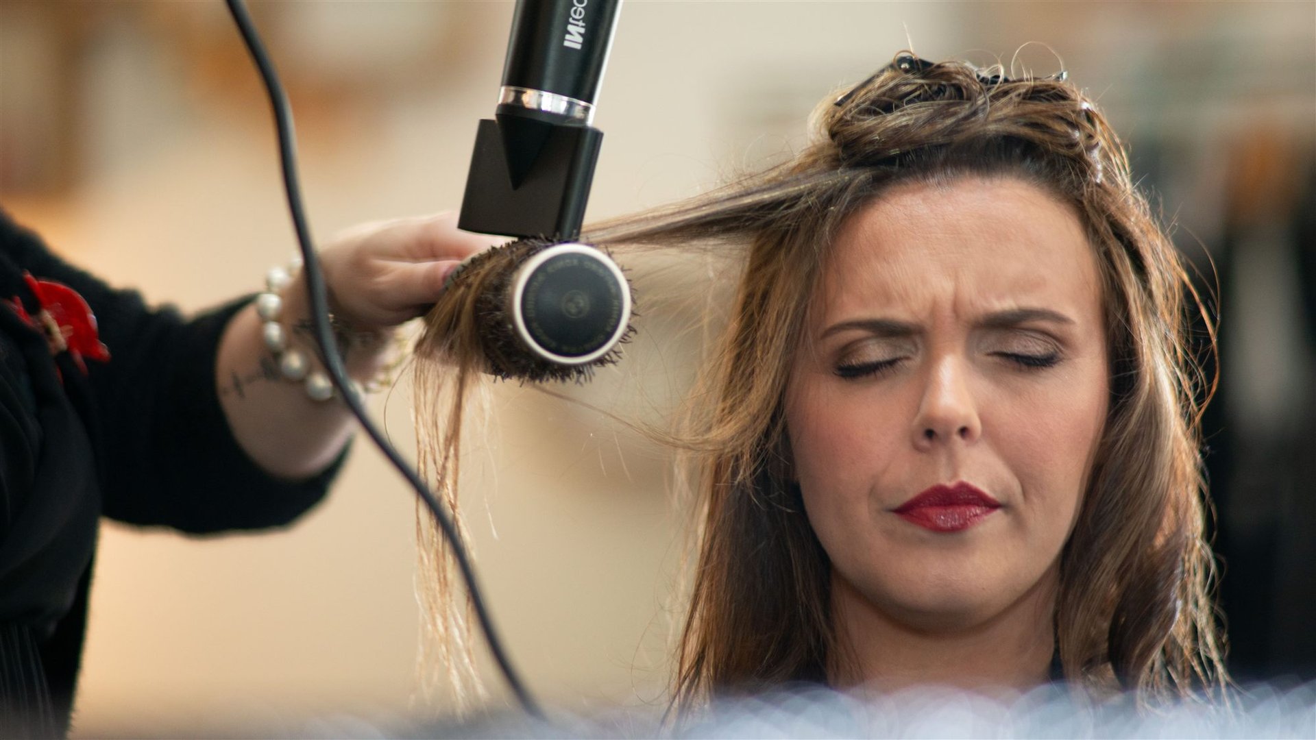 Annabel réalise le brushing d'Amandine avec sèche-cheveux et brosse ronde — Salon D'Ana Perpignan