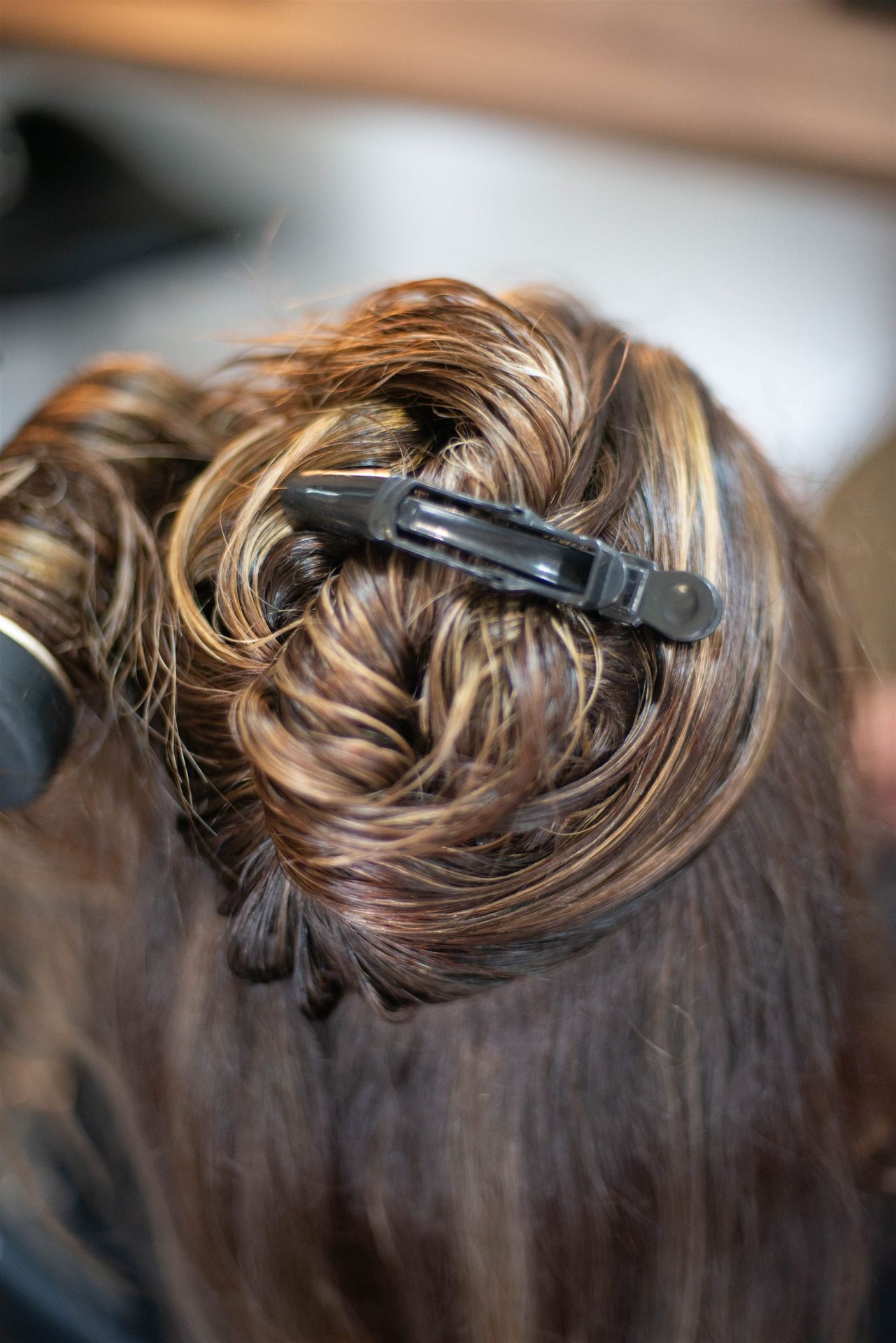Détail du chignon en cours de réalisation avec pince noire — coiffure mariage Salon D'Ana Perpignan