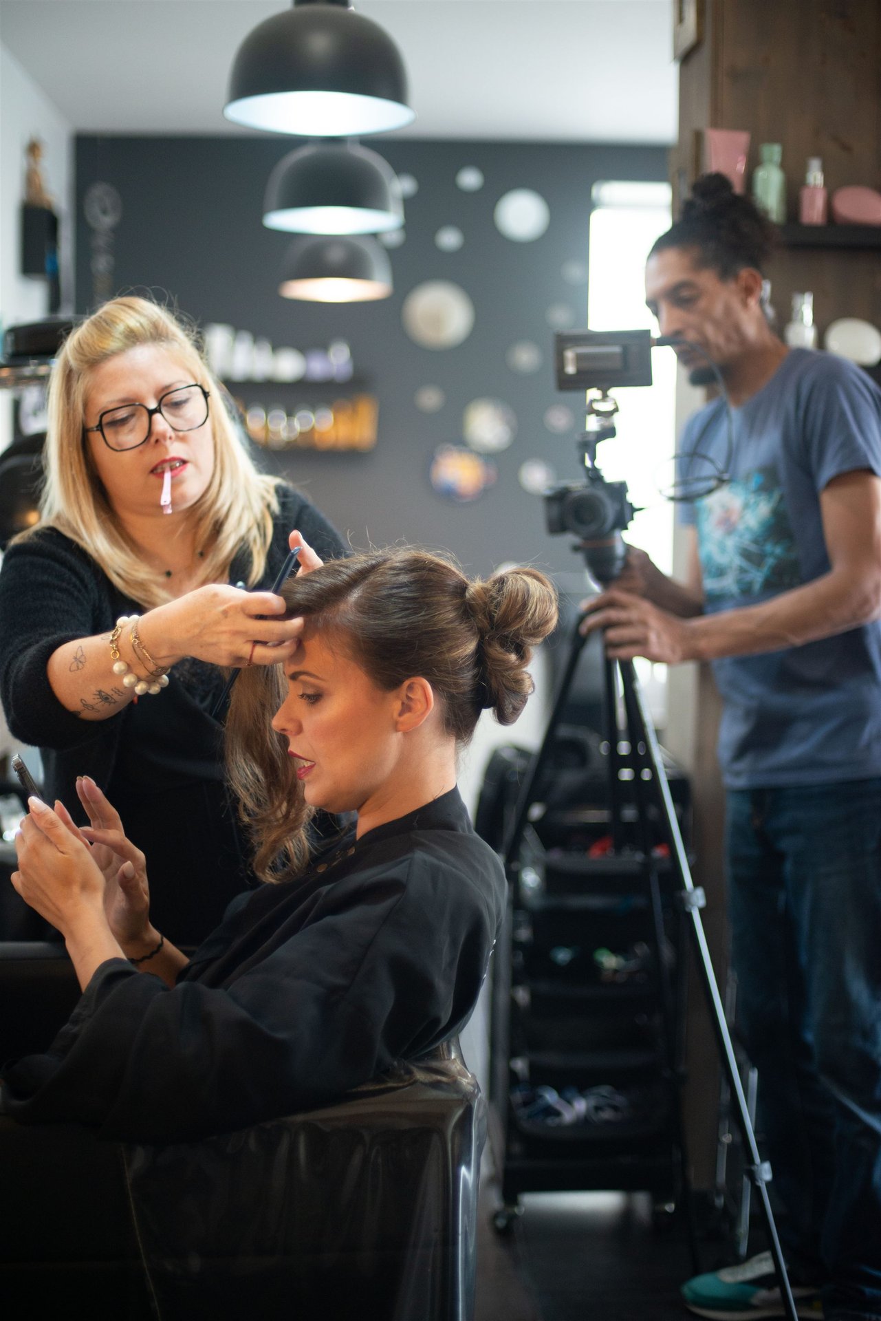 Annabel coiffe Amandine pendant qu'Oziris Films filme au premier plan — coulisses shooting duo Zéro Filtre