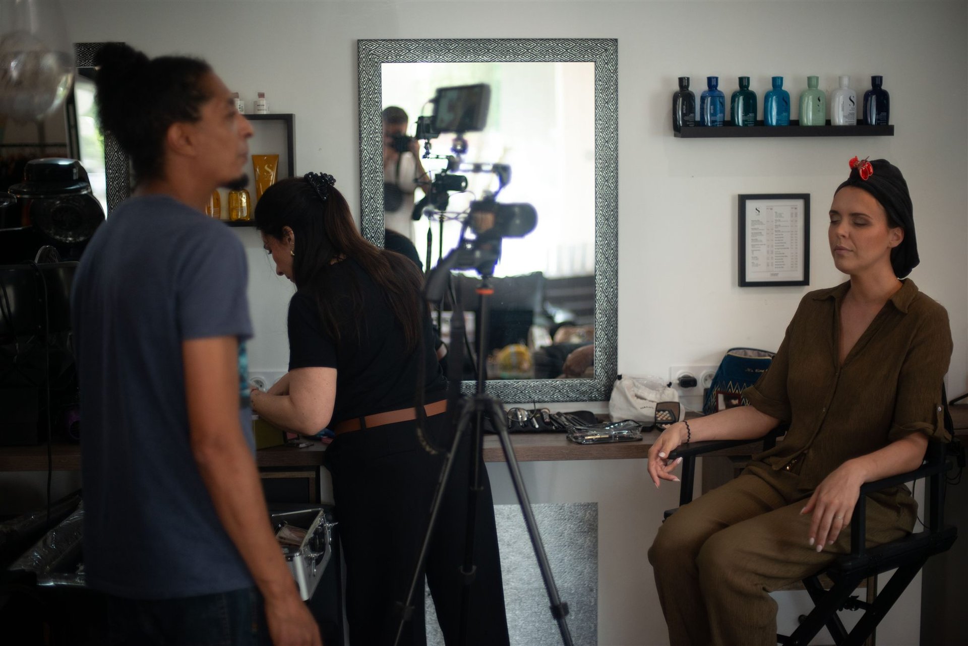 Le vidéaste Oziris Films et Magali Esthétique autour d'Amandine — vue d'ensemble du salon pendant le maquillage