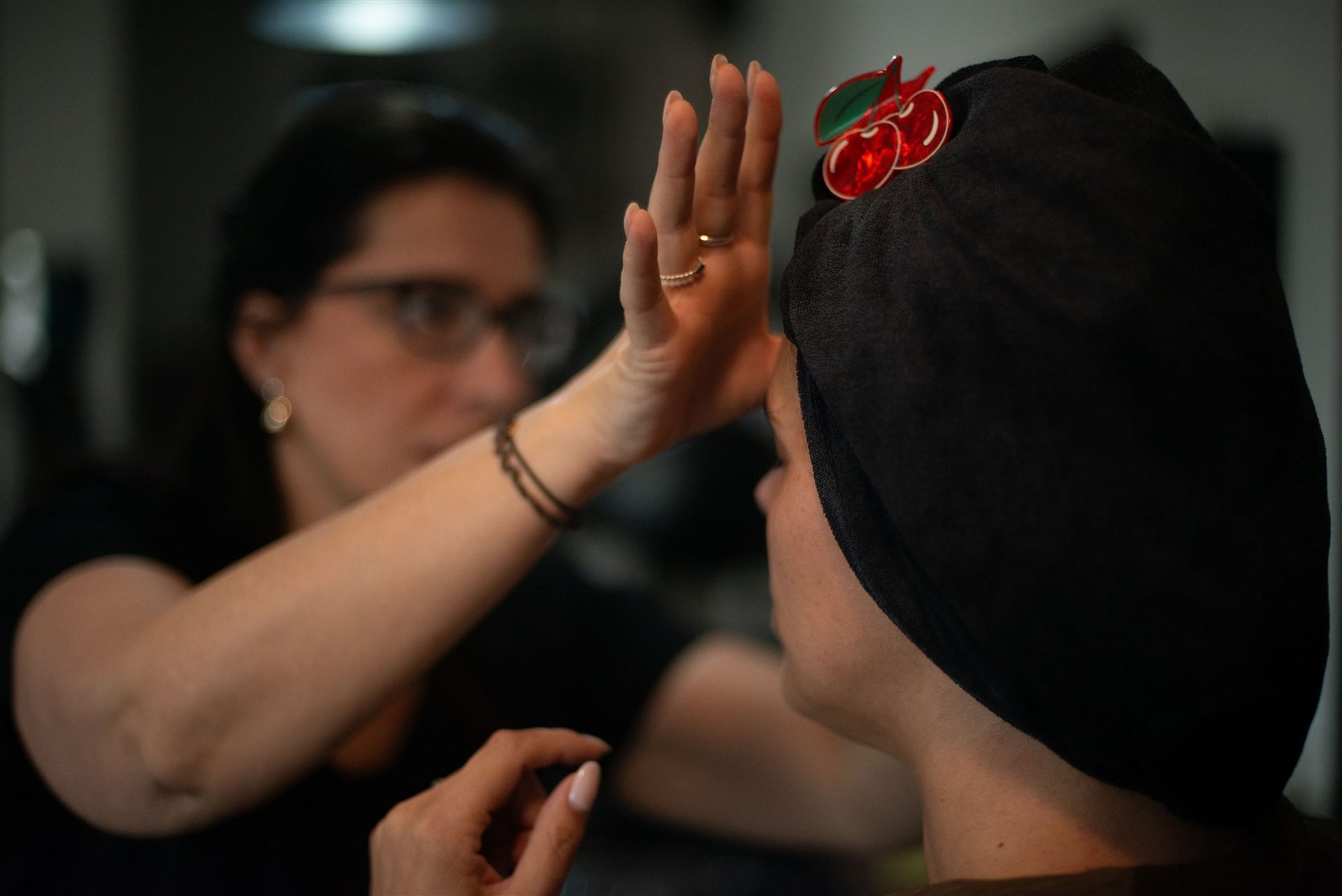Magali Esthétique de dos applique le maquillage sur Amandine, reflet dans le miroir — Salon D'Ana Perpignan