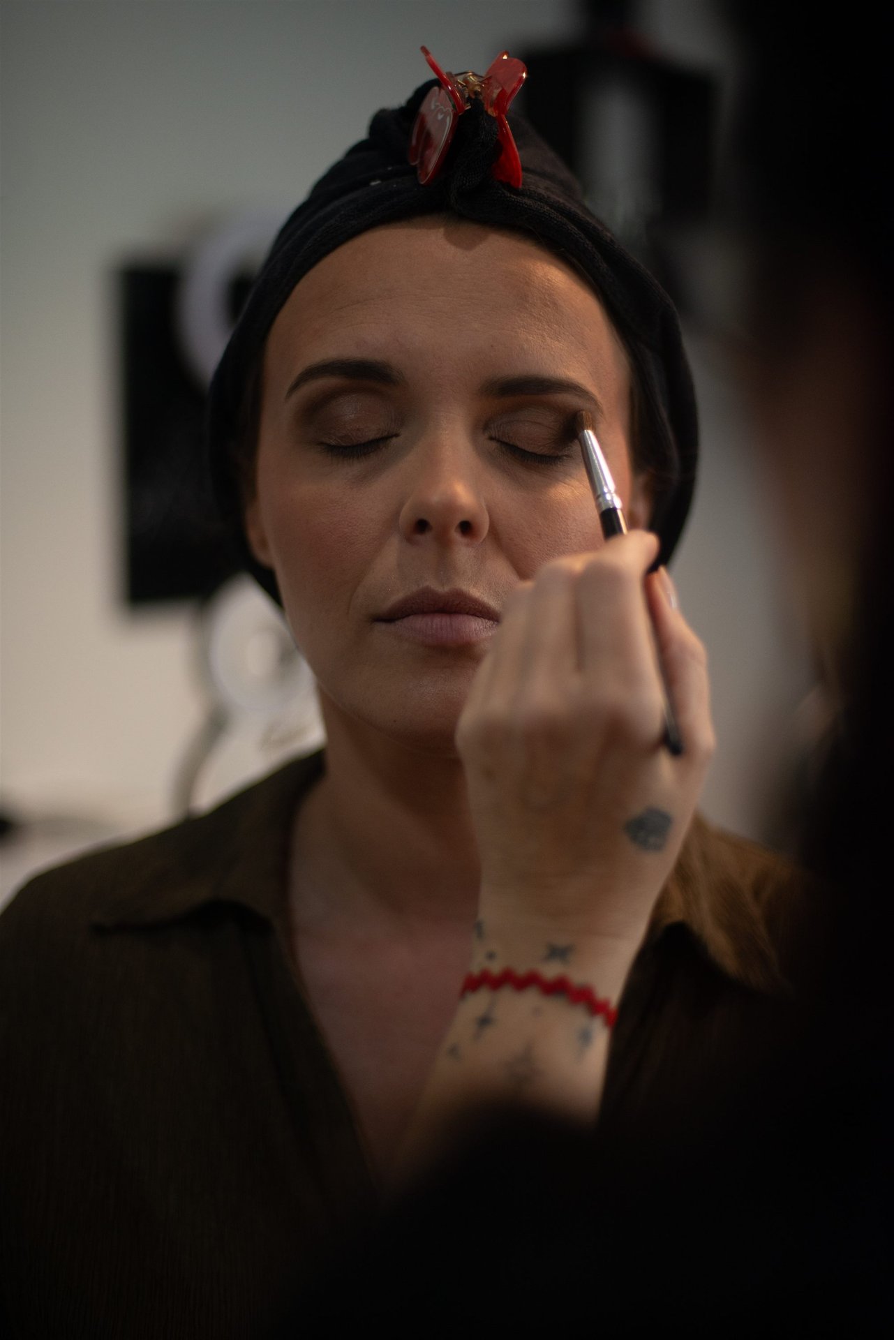 Portrait d'Amandine yeux fermés pendant le maquillage des paupières par Magali Esthétique