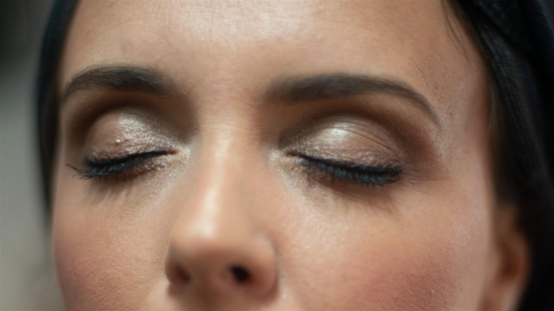 Gros plan sur les yeux d'Amandine maquillés — fard nacré, eye-liner, mascara — maquillage mariage Perpignan