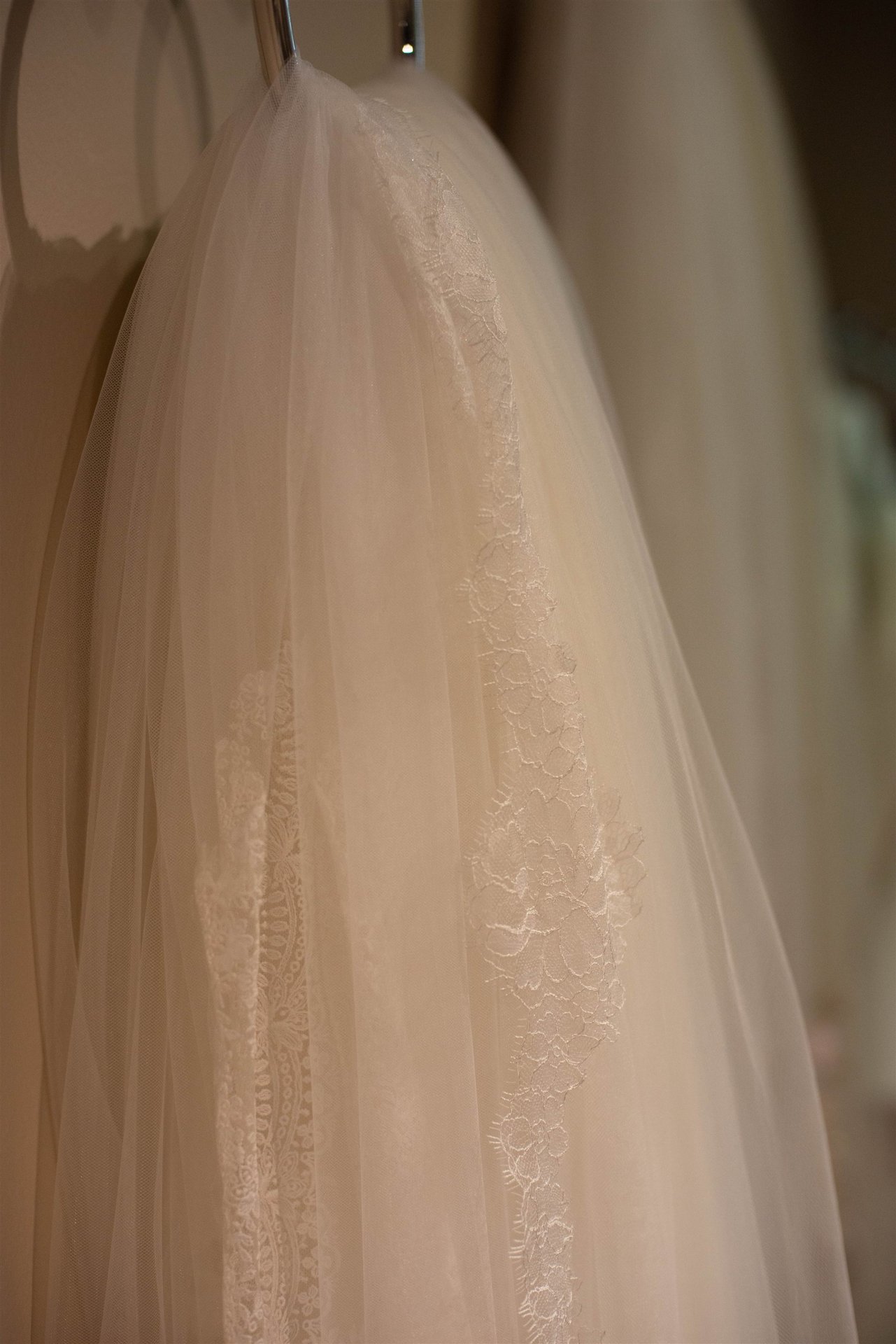 Robe de mariée sur cintre dans la boutique Côté Mariage à Perpignan