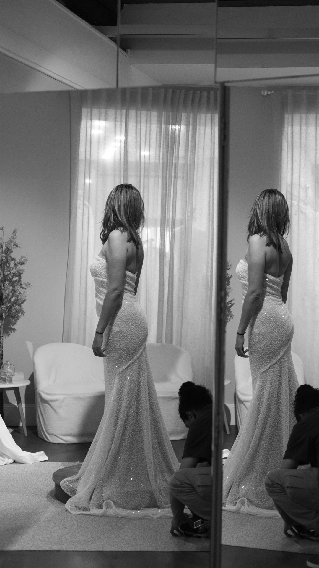 La mariée en robe fourreau sequins devant le miroir triple chez Côté Mariage Perpignan
