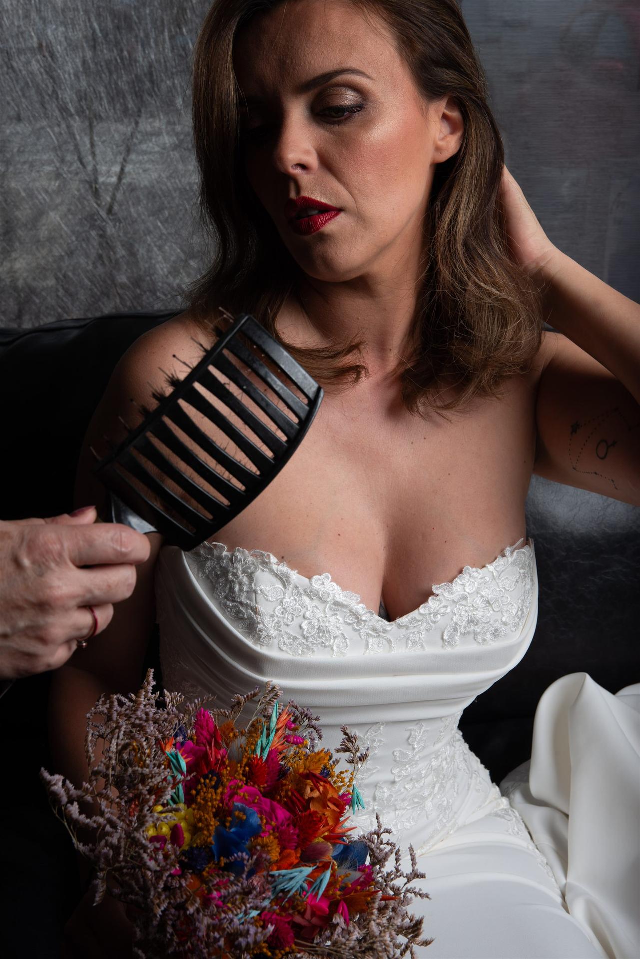 Portrait d'Amandine avec un grand peigne dans les cheveux, bouquet coloré Mille Fleurs Sauvages — shooting mariage Perpignan