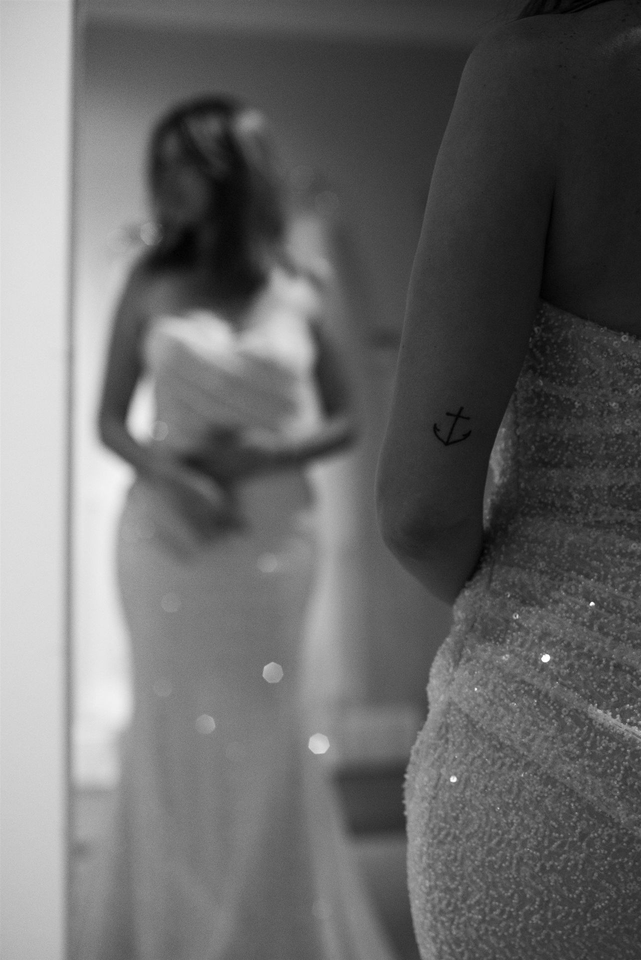 Tatouage ancre sur l'épaule de la mariée en robe sequins chez Côté Mariage Perpignan